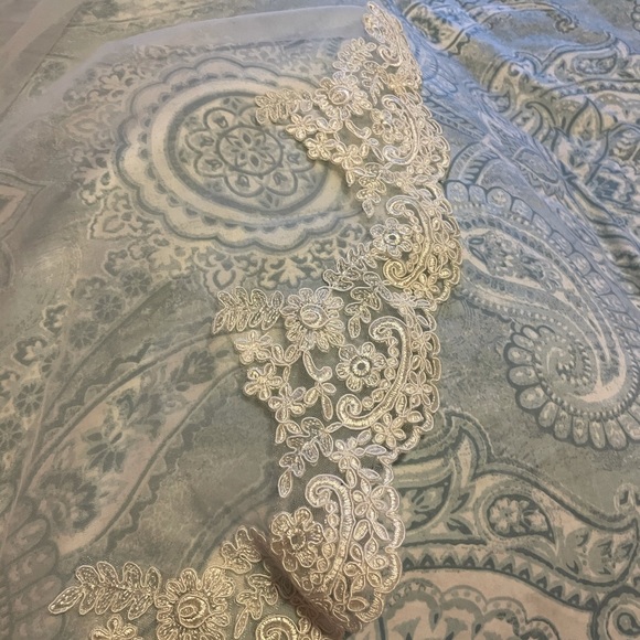 Finger tip length bridal veil. Never worn! - Picture 10 of 11